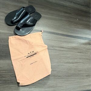 ATP Atelier Black Leather Toe-Loop Sandals